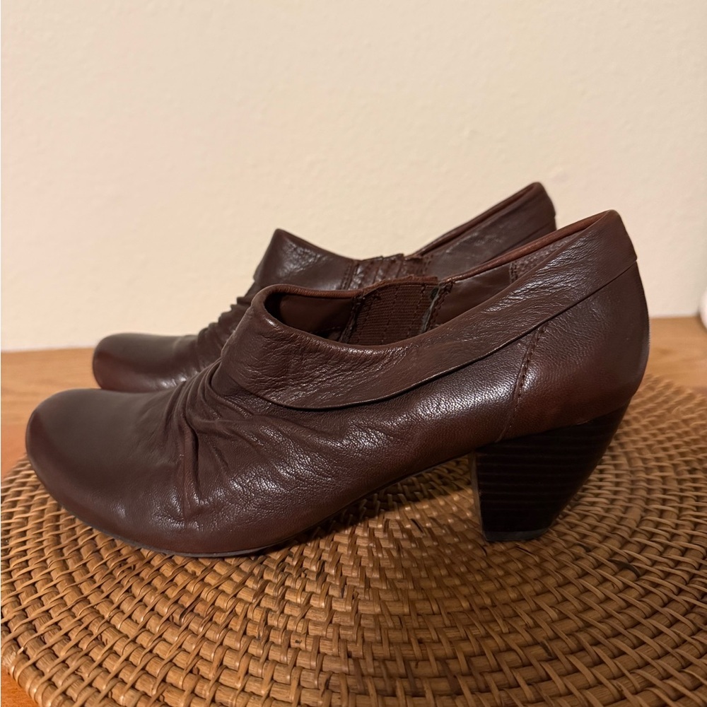 BareTraps Brown Leather Ruched Slip-On Heels - Picture 7 of 10